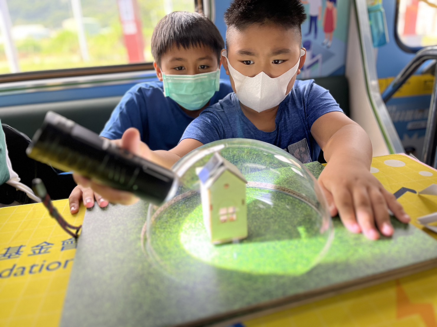 918博天堂參與基礎科學主題車廂，以STEAM教學精神，設計「逐日科學家」、「太陽能工程師」以及「淨零建築師」三大能源科普課程和實驗